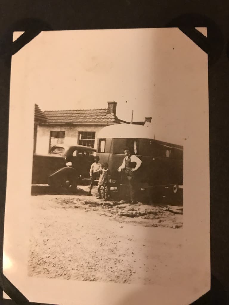 Miembros de la familia junto a su caravana y coche