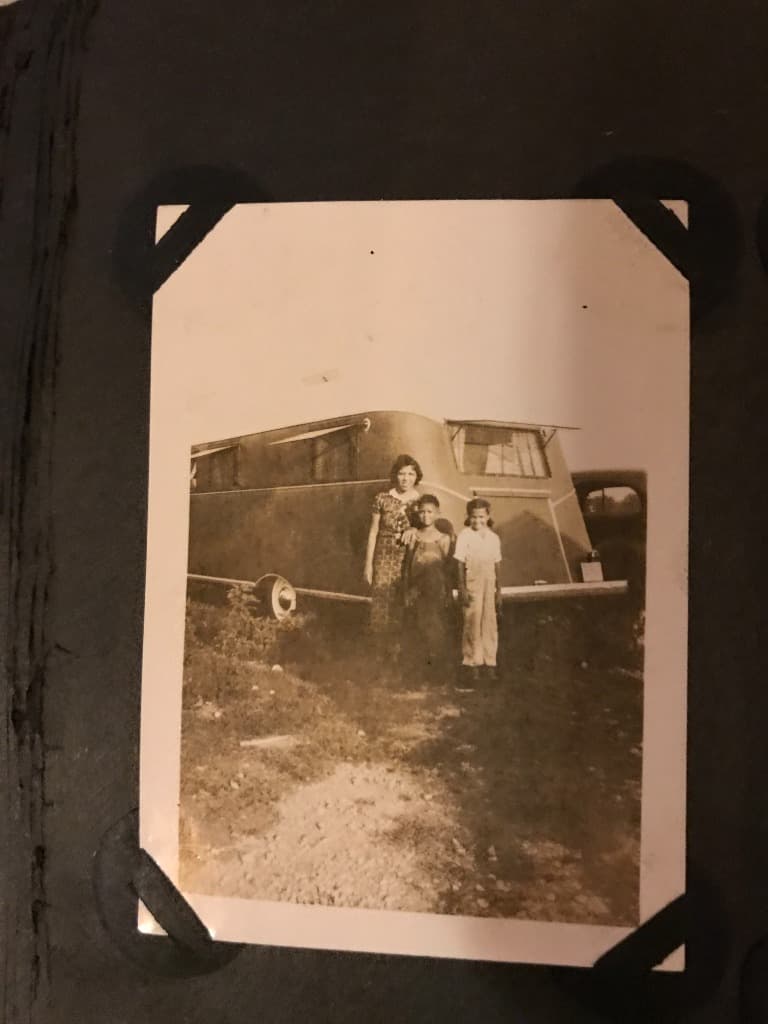 Tres mujeres de la familia frente a su caravana