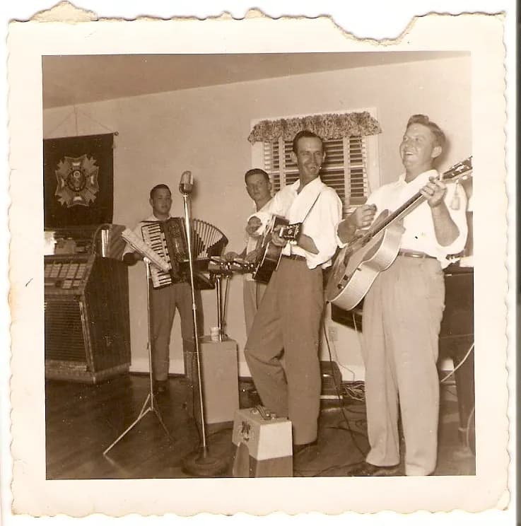 El abuelo de Russell tocando el acordeón en una banda, años 50