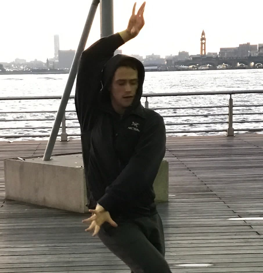 Bailando en un muelle junto al río Hudson