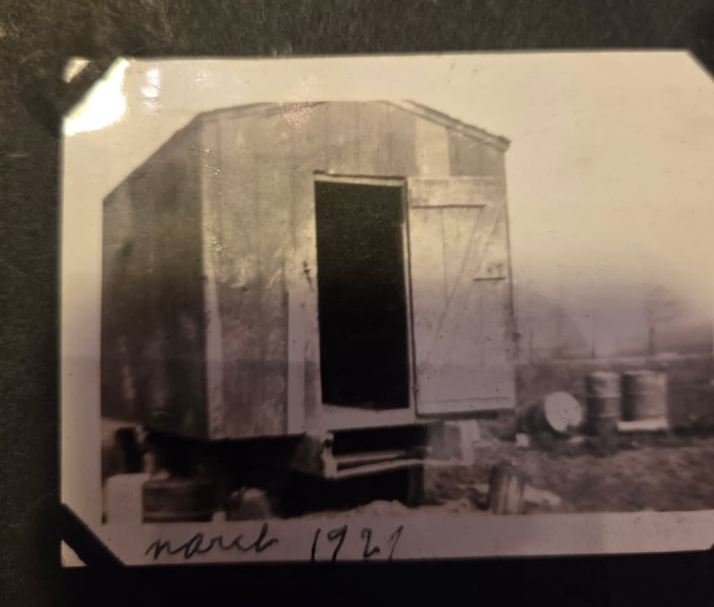 Una verda bowtop, el carromato romaní, fotografiada en el álbum familiar, marzo de 1921